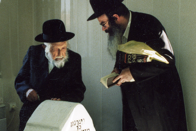 2004-Rabbi-Michal-Dorfman-Rabbi-Nasan-Maimon-at-gravesite-of-Rav-Nasan-of-Nemirov-Breslov-Ukraine